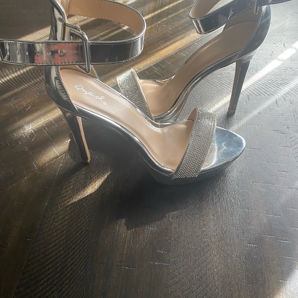 Silver heels - Picture 2 of 3